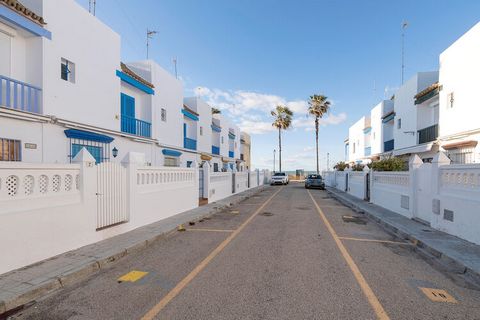 Bienvenue dans cette jolie maison de vacances dotée d'une jolie terrasse à l'entrée de la maison de vacances pour profiter des repas et dîners en plein air tout en sentant la brise marine vous caresser. A l'arrière, vous trouverez une autre terrasse ...