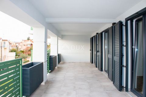 Location: Istarska županija, Novigrad, Novigrad. ISTRIA, NOVIGRAD - Appartamento al primo piano con ampio terrazzo, vicino al mare! Proponiamo appartamento al primo piano di un edificio residenziale, situato in una posizione tranquilla a soli 500 met...