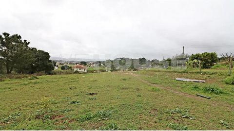 Terreno urbano com viabilidade de construção de até 400m2 de área útil. Situado em zona exclusivamente de moradias, extremamente calma, a 15 minutos do Barreiro e a 5 minutos dos acessos a Lisboa, este imóvel tem como característica especial a vista ...