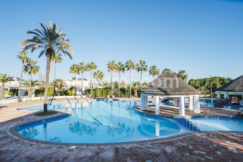 Appartement de deux chambres donnant sur la piscine et à distance de marche de la plage. Situé sur l´Encosta do Lago Resort Club, l´un des endroits très spéciaux en Europe, c´est la destination de vacances idéale pour toute la famille et un paradis p...