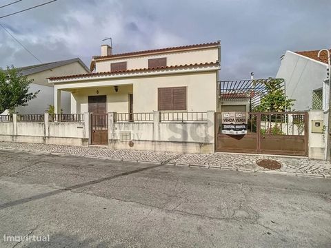 Je vous présente une villa d’occasion de 4 chambres, située dans la charmante Venda do Alcaide, à Palmela. Cette maison se distingue par son confort et sa fonctionnalité, parfaite pour les familles à la recherche d’un espace confortable. Au rez-de-ch...