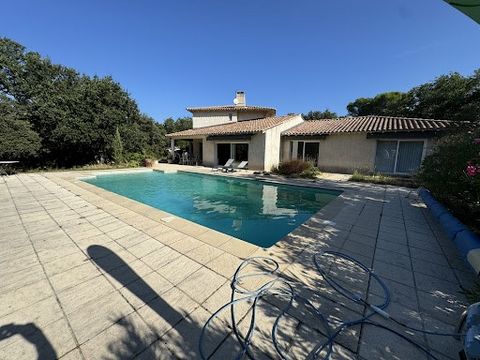 À Uchaux, dans un evironnement privilégié, villa contemporaine de 290 m2 sur deux niveaux, 4 789 m2 de terrain (constructible) clos avec piscine, dépendances, garage et cave. Cette magnifique maison est composée au rez-de-chaussé : Grande pièce à viv...