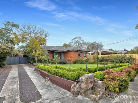 Bienvenue au 250 Brandon Park Drive Wheelers Hill, une modeste maison installée au cœur du conseil municipal de Monash. Avec quatre chambres, deux salles de bains et un garage pour deux voitures avec quatre places supplémentaires dans la longue allée...