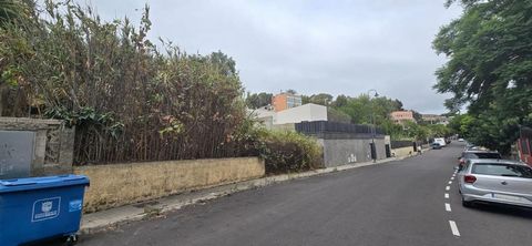 Opportunità unica a Santa Brígida! . Terreno urbano in vendita nell'esclusiva Cuesta de los Alvarados. Questo terreno di 525 m² offre tutto il necessario per costruire la casa dei tuoi sogni. Immagina una villa indipendente su due piani, con ampio gi...