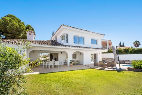 Nos complace ofrecer en EXCLUSIVA esta encantadora Villa en Cerrado del Aguila, Mijas con 5 dormitorios, 4 baños, 2 baños en suite y con todas las orientaciones, con piscina privada con valla de seguridad, garaje privado con cargador eléctrico para c...