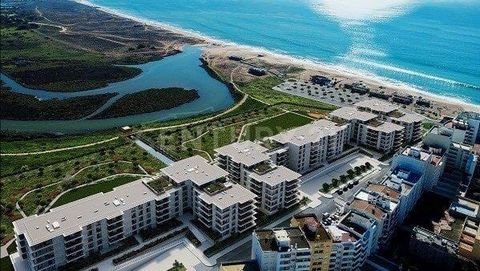 Appartement exclusif avec vue sur la mer et finitions de luxe Le développement BAYLINE est un condominium fermé de luxe à 30 mètres de la plage des pêcheurs, à Armação de Pêra, dans la limite urbaine du village, étant donc le dernier bâtiment possibl...