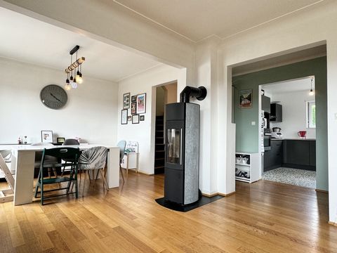 Venez visiter cette charmante maison individuelle, située au coeur d'Hochstatt. Elle se compose au RDC, d'une cuisine neuve équipée, d'un espace de vie avec son véritable parquet, d'une salle de bain avec WC. A l'étage, 3 chambres à coucher, une sall...