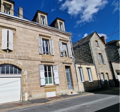 If you want to do your shopping on foot, if your children are autonomous for their activities, this family house in brazier stone is made for you! Ideally located in the Guierle district of Brive la Gaillarde, the house consists on the ground floor o...