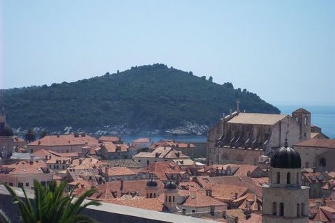 Appartamento Sunshine si trova proprio accanto alle mura della città vecchia di Dubrovnik. Il deposito bagagli è disponibile prima del check-in e dopo il check-out, in modo da poter esplorare la zona un po' di più prima della partenza. Questo delizio...