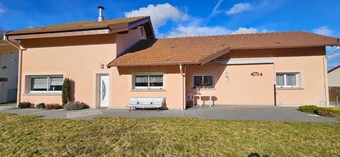 Située à Remiremont (88200), cette charmante maison bénéficie d'un environnement paisible tout en étant proche des commodités de la ville. Avec une surface de terrain de 1825 m², la propriété offre également 3 places de parking, idéales pour une fami...