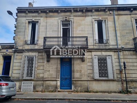 MAISON EN PIERRE avec 5 chambres et jardin. Idéalement située à deux pas du tramway, parfaitement au calme d'une petite place, vous serez séduit par cette maison bourgeoise en pierre typiquement bordelaise. Ses volumes généreux, ses hauteurs sous pla...