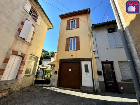 ZONNIG KRUISHUIS Welkom in dit charmante dubbele herenhuis, gelegen in het rustige dorpje Eycheil, vlakbij Saint-Girons. Met zijn 77 m² woonoppervlak biedt dit pand een comfortabele en functionele ruimte, perfect voor een gezin. Met 3 slaapkamers, ee...