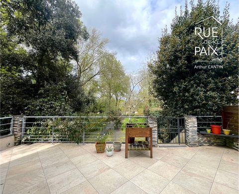 Maison familiale située dans le bourg de Juigné sur Loire au sein d'un environnement calme et verdoyant de 215m2 habitables. Elle se compose au rez-de-chaussée :  - Un salon séjour lumineux de plus de 30m2, une vie de plain-pied avec chambre, salle d...