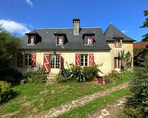 24270 LANOUAILLE Maxime MINOLA vous propose cette superbe propriété et ses dépendances situées dans un endroit calme sur ses 2600m² de terrain. La maison principale se compose d'un salon et sa cheminée, d'une cuisine sur cave, d'une salle d'eau, un w...