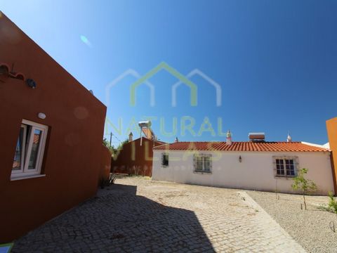 Imóvel em excelente estado, com iluminação natural e amplo logradouro para lazer. Casa térrea situada em uma zona sossegada de Quelfes, Olhão. Este imóvel está inserido em uma propriedade bem conservada. A sala e a kitchenette estão integradas em um ...