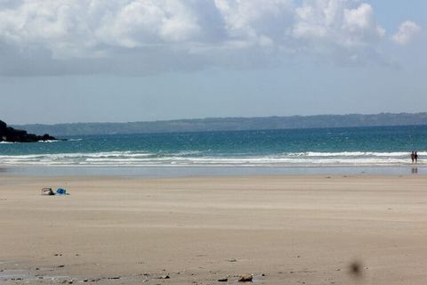 Gelegen op slechts 500 meter van de zee in de baai van Douarnenez. Lichtovergoten, moderne bungalow met beschut, overdekt terras. De zonnige woning laat voldoende ruimte om te spelen, ravotten en ook voor gezellige barbecues. Naast het woongedeelte e...