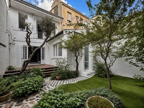 Au cœur du quartier prisé de Saint-Seurin, découvrez cette authentique maison bourgeoise en pierre, offrant un cadre de vie raffiné et confortable. Idéalement située à proximité des écoles réputées, des transports en commun, des commerces et du centr...