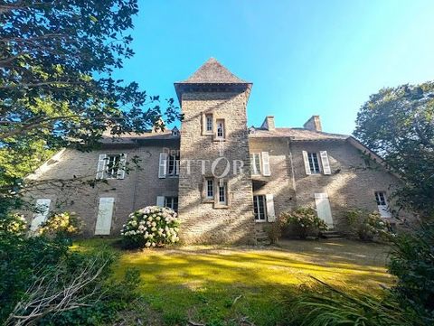 Nouveauté sur la commune de Plougonvelin à deux pas de la plage du Trez-Hir. Demeures du littoral vous propose un très beau manoir d'une surface de près de 300m² habitable. L'ensemble comprend 2 hectares de terres tout autour ainsi que des dépendance...