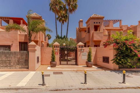 Prachtig vrijstaand in Playa Granada Century21 Avanza presenteert, uitstekend onroerend goed in een van de meest exclusieve woonwijken van Playa Granada, Golf Beach. Natuur en stadse hartslag versmelten in deze eengezinswoning, omgeven door een grote...