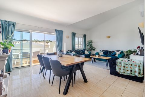 This well-maintained property has terraces on every floor with views over the golf course. The house splits over 2 floors, on the lower lever is where the 3 bedrooms are located. In this level there is also a family bathroom and one of the bedrooms i...