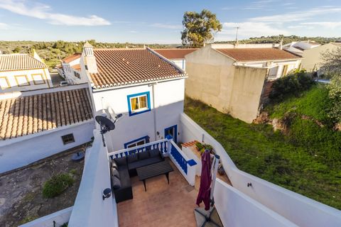 Cette charmante maison de ville de 3 chambres est située dans le petit village de Barão São Miguel, à seulement 15 minutes de Lagos et à 10 minutes de la belle plage de Burgau. Un hall d'entrée accueillant vous permet de pénétrer dans le vaste espace...