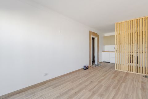 Este encantador apartamento T1 está localizado na pitoresca aldeia de Almádena, a apenas 7 minutos dos restaurantes e praias da Praia da Luz e Burgau, e a apenas dez minutos de Lagos. Posicionado no andar superior, o apartamento desfruta de uma orien...