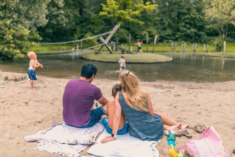 Dit vrijstaande, comfortabele chalet staat op het bosrijke vakantiepark Resort De Utrechtse Heuvelrug. In een prachtige, groene omgeving en toch maar een half uurtje van gezellige steden zoals Utrecht en Amersfoort. Dit 4-pers. chalet beschikt door d...