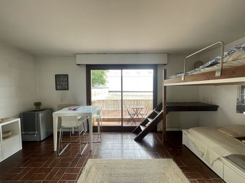 QUARTIER PALISSY - Un appartement de type studio de 26,43m2 dans un petit immeuble bien entretenu comprenant : entrée avec placards et rangements, séjour avec porte fenêtre sur grand balcon exposé sud ouest, cuisine ouverte, salle de bain avec wc. Id...