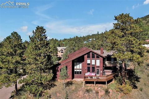 Stunning Mountain Retreat, eingebettet auf einem privaten Baumgrundstück (abseits einer ruhigen Sackgasse), bietet einen atemberaubenden Blick auf den Pikes Peak und die Colorado Mountains! Dieses Haus mit 3 Schlafzimmern und 3 Bädern verfügt über ei...