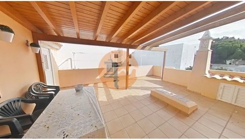 House of 2 floors near the beach of the route manta, the apartment of the ground floor is a T3, consisting of 3 bedrooms, with built-in wardrobes, air conditioning, one of them with suite, has another separate bathroom, open equipped kitchen with liv...