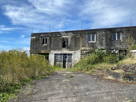 Scopri la casa dei tuoi sogni nella pittoresca zona di Serroa, parrocchia di Velas. Questa affascinante proprietà, attualmente in fase di ricostruzione, offre un'opportunità di investimento unica. Con una superficie lorda di 144 m², la villa è compos...