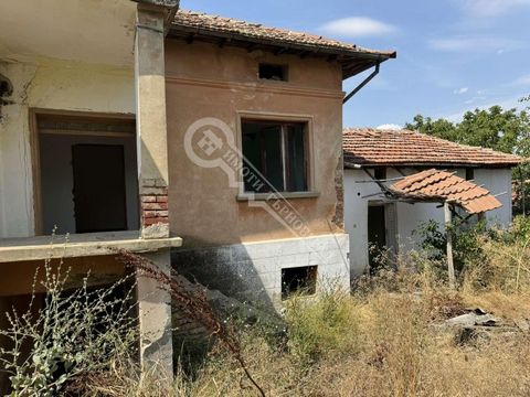 Imoti Tarnovgrad oferuje Państwu dom we wsi Varbovka, która znajduje się 9 km od miasta Veliko Tyrnovo. Pavlikeni. Dom ma powierzchnię 65 mkw. Posiada korytarz, trzy pokoje i piwnicę. Plac ma powierzchnię 570 mkw. i posiada garaż o powierzchni 12 mkw...