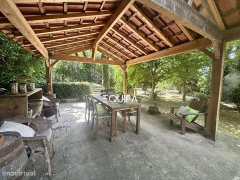 Detached House with Pool and Garden/Tank Discover this charming detached villa, set in a quiet environment and surrounded by nature. With a gross floor area of 180 m², this property offers the perfect balance between comfort and functionality. The la...