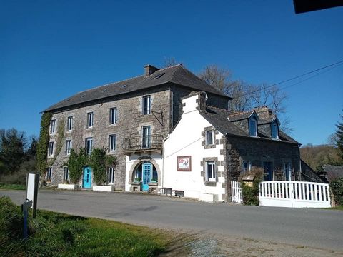 Ancien moulin à eau en pierre, construit au tournant du 19e siècle. Il est situé au coeur de la campagne bretonne rurale et surplombant un magnfique Étang Il est actuellement aménagé en gîte de 8 chambres avec logement des propriétaires de 3 chambres...