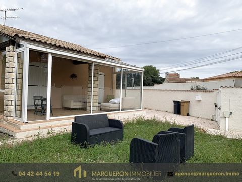 MARGUERON IMMOBILIER vous propose en exclusivité sur le secteur de Saint-Mitre-Les-Remparts, une Villa plain-pied type 4 de 98 m2 habitable avec garage, cave ainsi qu'un studio dépendant totalement rénover de 33 m2 sur une parcelle de 500 m2 piscinab...