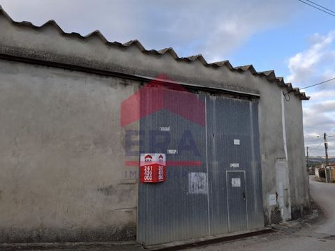 Armazém com 110m2, com um escritório de aproximadamente 15m2. Com grande potencial para fazer mezanine visto ter pé direito alto. Localizado na localidade de Marteleira a cinco minutos da vila da Lourinhã, a 10 minutos de Torres Vedras e bons acessos...