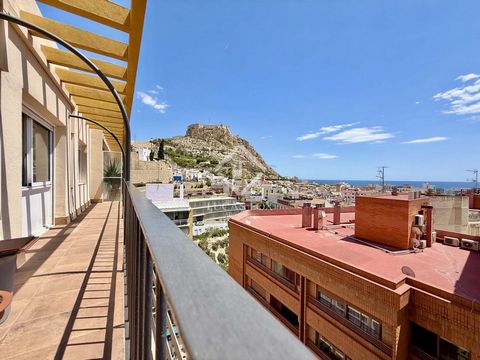 Este ático completamente exterior, situado en la décima planta de la emblemática Rambla Méndez Núñez, ofrece impresionantes vistas al Castillo de Santa Bárbara y al mar Mediterráneo. Gracias a su distribución totalmente exterior, el piso es increíble...