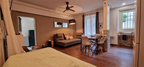 CANNES SECTEUR BAS CALIFORNIE VÉRITABLE COCON POUR CE SUPERBE STUDIO RÉNOVÉ CHALEUREUX ET ATYPIQUE AUX VOLUMES GENEREUX DE 38 M2 ( 34.7 m2 loi carrez ), situé dans un petit domaine de charme privé et sécurisé comprenant 8 lots au calme absolu. A 1,8 ...