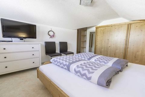 Maison bien entretenue avec un grenier confortablement aménagé en appartement de vacances pour 2 à 3 personnes. Vidéo :https:// ... /watch?v=Fh8kmj_G4Mw