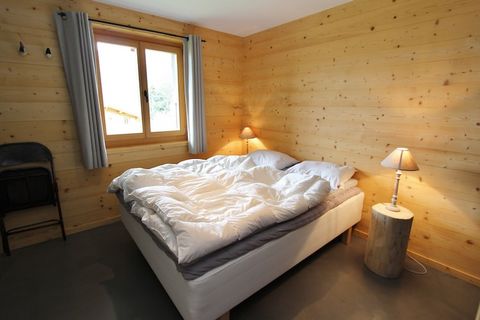 Located in La Tzoumaz, this 4-bedroom chalet accommodates a group of 8 people or families with children. There are a relaxing sauna and floor heating for comfort. The place is certain to delight you. Visit Rhone or enjoy activities like fishing, moun...