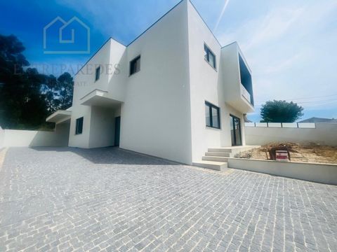Moradia T3+1 NOVA para comprar, Santa Maria da Feira - Aveiro Moradia Nova de 4 Frentes com 3 Suítes - Santa Maria da Feira Pronta a habitar | Cozinha ao gosto do cliente | Localização tranquila e central Descubra esta moradia exclusiva com 4 frentes...