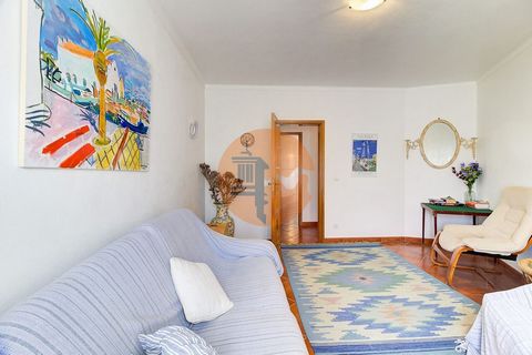 Vive a 100 metros de Ria Formosa - Espacioso 3 dormitorios en Santa Luzia Descubra este encantador apartamento de 3 dormitorios, situado en el corazón de Santa Luzia, a solo 100 metros de la impresionante Ría Formosa. Insertada en el primer piso de u...