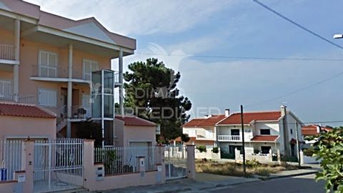 Magnifica moradia geminada com 6 assoalhadas, localizada no Pinhal Conde da Cunha perto de comercio e serviços. Perfeita para quem procura tranquilidade e conforto. A cerca de 10 minutos das belas praias da Costa da Caparica, Fonte da Telha, não esqu...