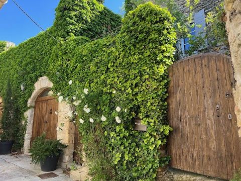 MENERBES Een van de mooiste dorpen van Frankrijk In het hart van het Regionaal Natuurpark van de Luberon In het hart van het dorp en volkomen rustig Dit stenen dorpshuis uit de 18e eeuw biedt een uitzonderlijk uitzicht op de bergen van de Luberon, de...