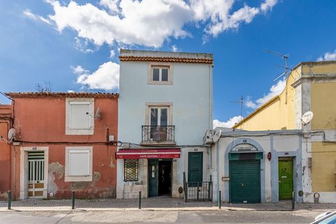Bienvenue à cette opportunité irrésistible sur le marché de l'immobilier ! Nous vous présentons un bâtiment historique entièrement rénové situé à Largo dos Defensores da República. Cet immeuble centenaire, situé à Charneca do Lumiar, dans la paroisse...
