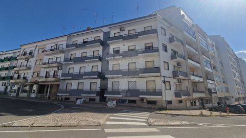  Apartamento T3 com 4 Assoalhadas – 100m² | A Remodelar  Descrição:  Apartamento de 4 assoalhadas (T3), com aproximadamente 100m² de área, a necessitar de remodelação, ideal para quem procura personalizar ao seu gosto.  Este imóvel destaca-se pelas b...