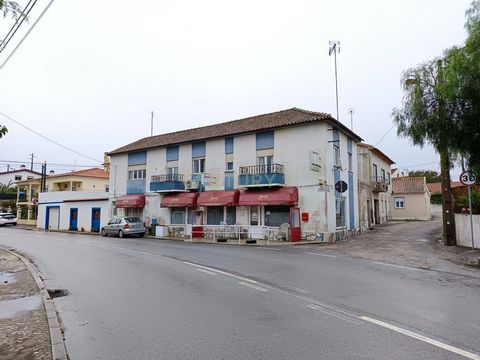 Prédio em Toxofal de Baixo, Lourinhã. Moradia com T3 com garagem, terraço, logradouro e espaço comercial no no r/c. Potencial para ser transformado em moradia bi familiar, manter o espaço comercial ou aumentar a área da moradia. No r/c : - espaço com...