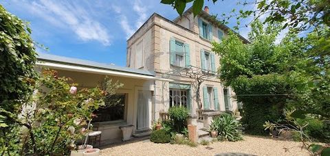 CARPENTRAS Virtuele tour beschikbaar op onze website! Dicht bij het centrum en de hoofdwegen, kom en ontdek dit twintigste-eeuwse dorpshuis, met tijdloze charme, met een oppervlakte van ongeveer 170 m² die het cachet van oud en modern comfort combine...