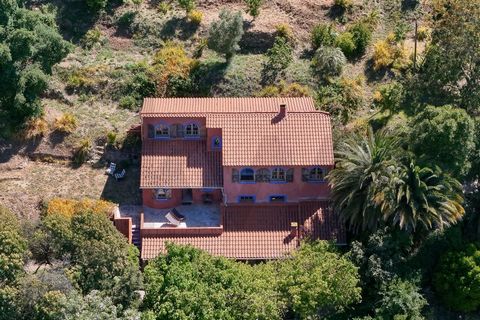 Charme mediterrânico entre o verde da serra e o azul do Atlântico No coração da Serra de Monchique, esta propriedade com cerca de 5.000 m² oferece um cenário encantador e acolhedor, ideal para quem valoriza a natureza, a privacidade e a autenticidade...
