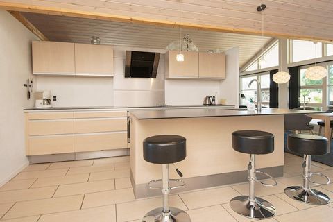 Cottage with whirlpool and large, covered terrace located in the shelter and with a path at the end of the road that leads directly down to the beach at Grønninghoved. The combined living room and kitchen have panoramic windows and access to the terr...